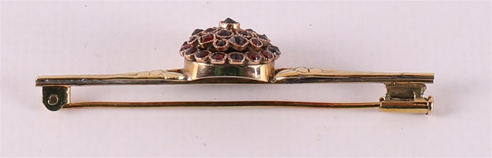A 14 carat gold brooch set with many faceted garnets, around 1900. - Bild 2 aus 2