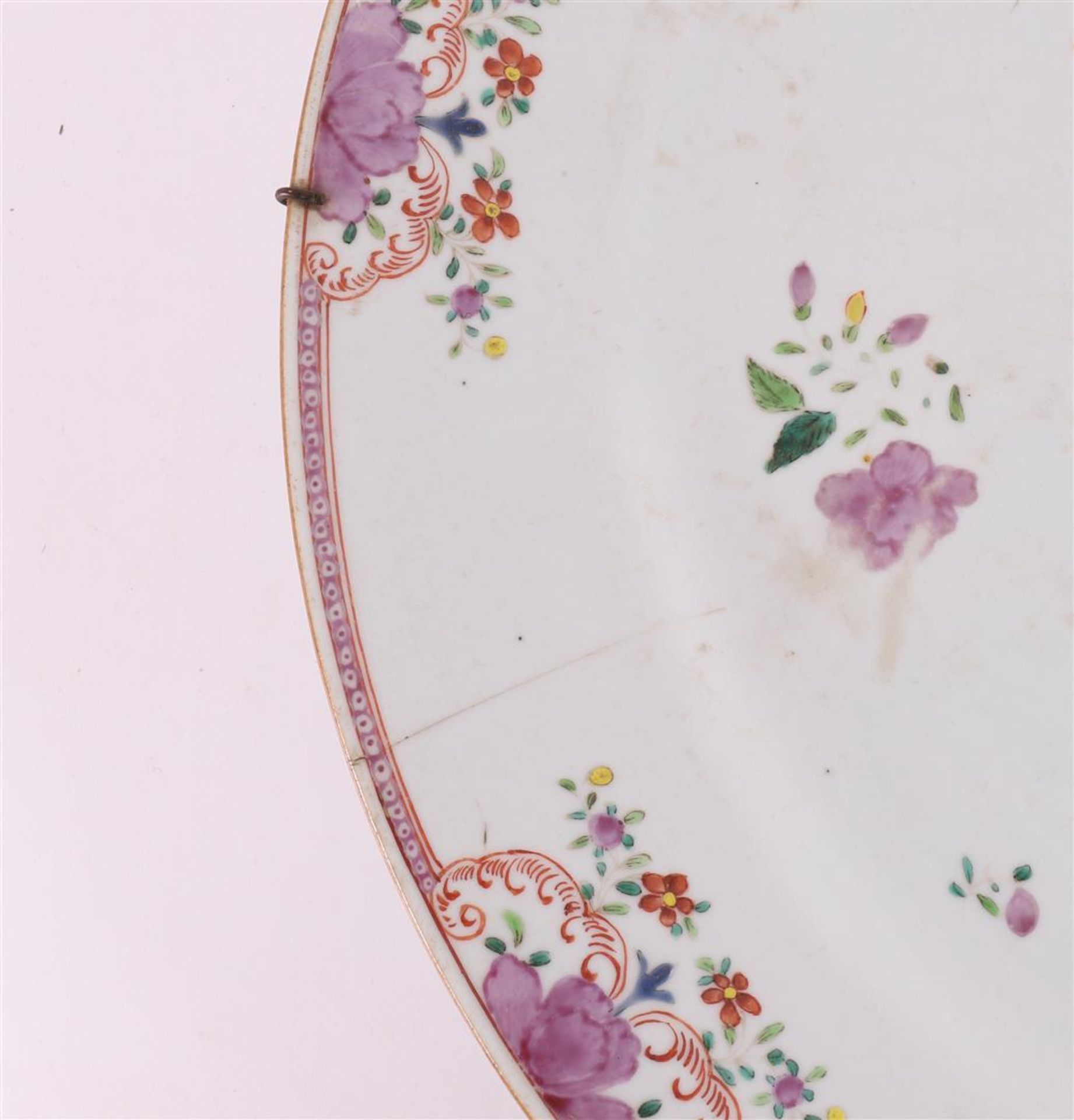 A porcelain Lowestoft dish, China, Qianlong 18th C. - Image 2 of 8