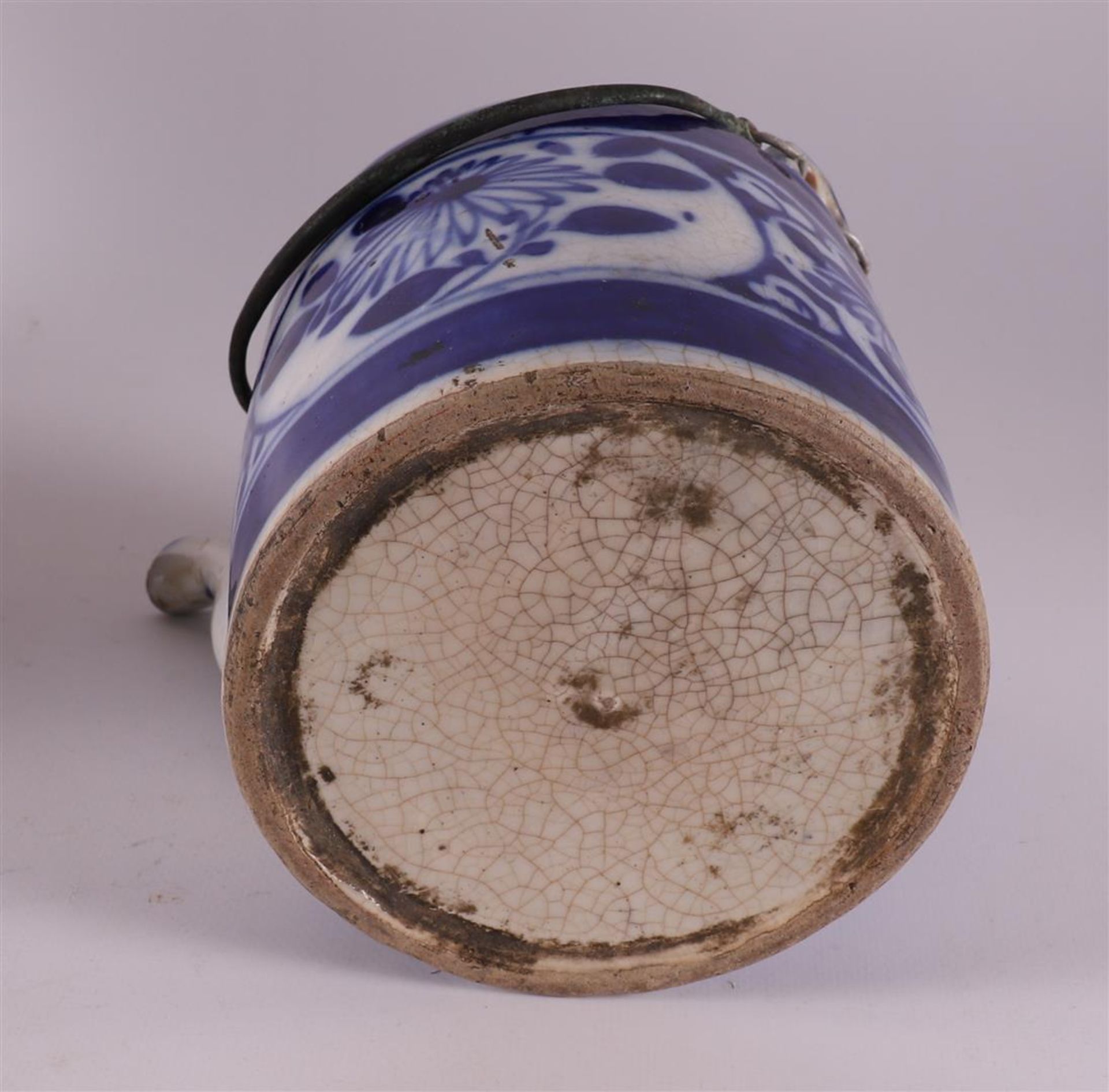 A blue/white porcelain teapot in a wicker case, China, around 1900. - Image 4 of 7