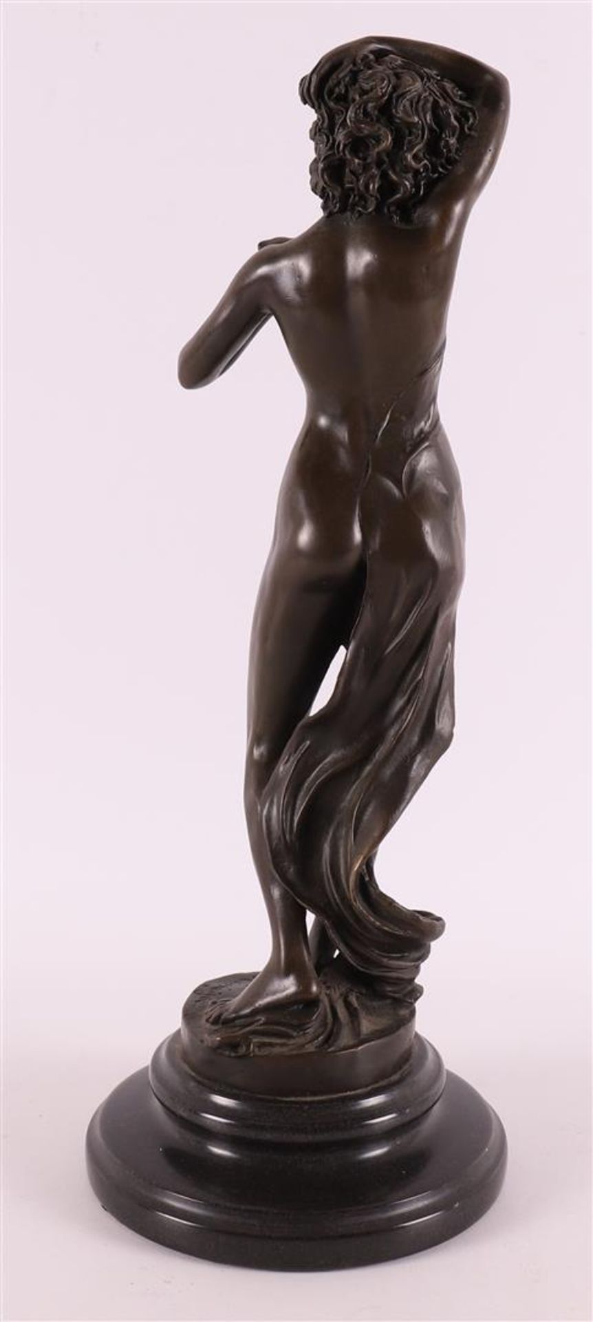 A brown patinated bronze sculpture of a woman, after an antique example, 21st ce - Bild 3 aus 5