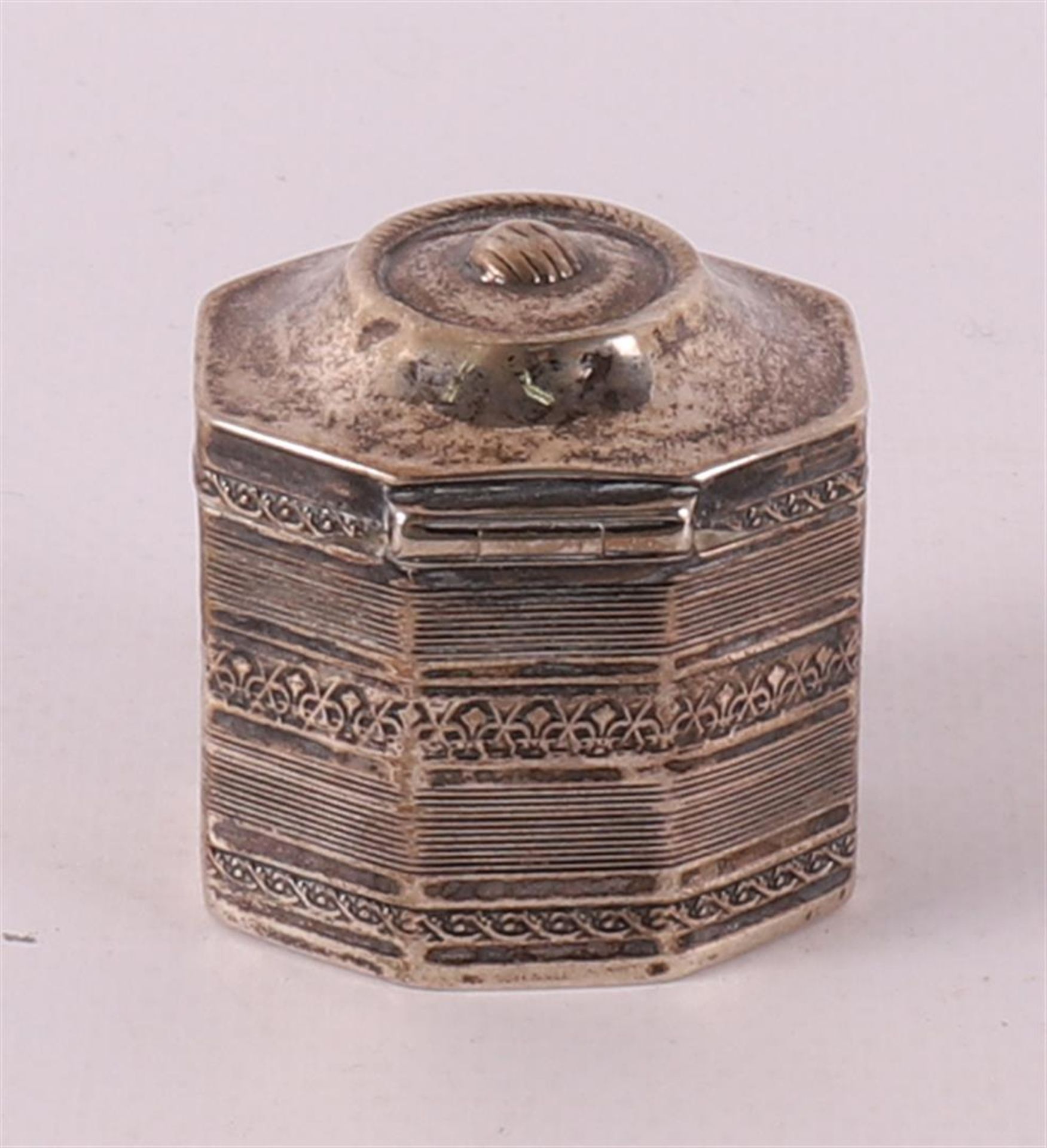 A second grade 835/1000 silver lodderein box, 19th century. - Bild 2 aus 4