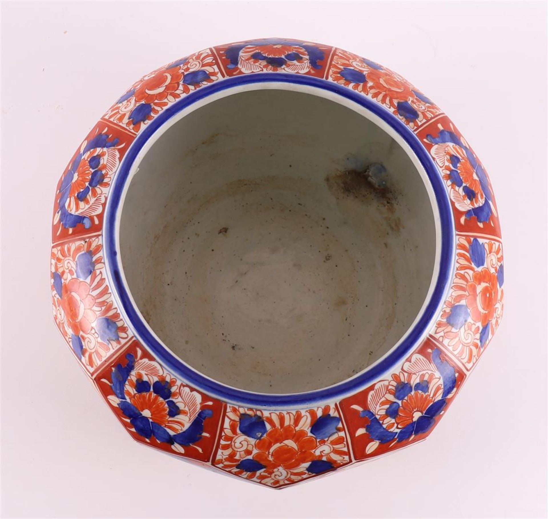 A faceted porcelain Imari cachepot, Japan, Meiji, 19th century. - Image 6 of 7