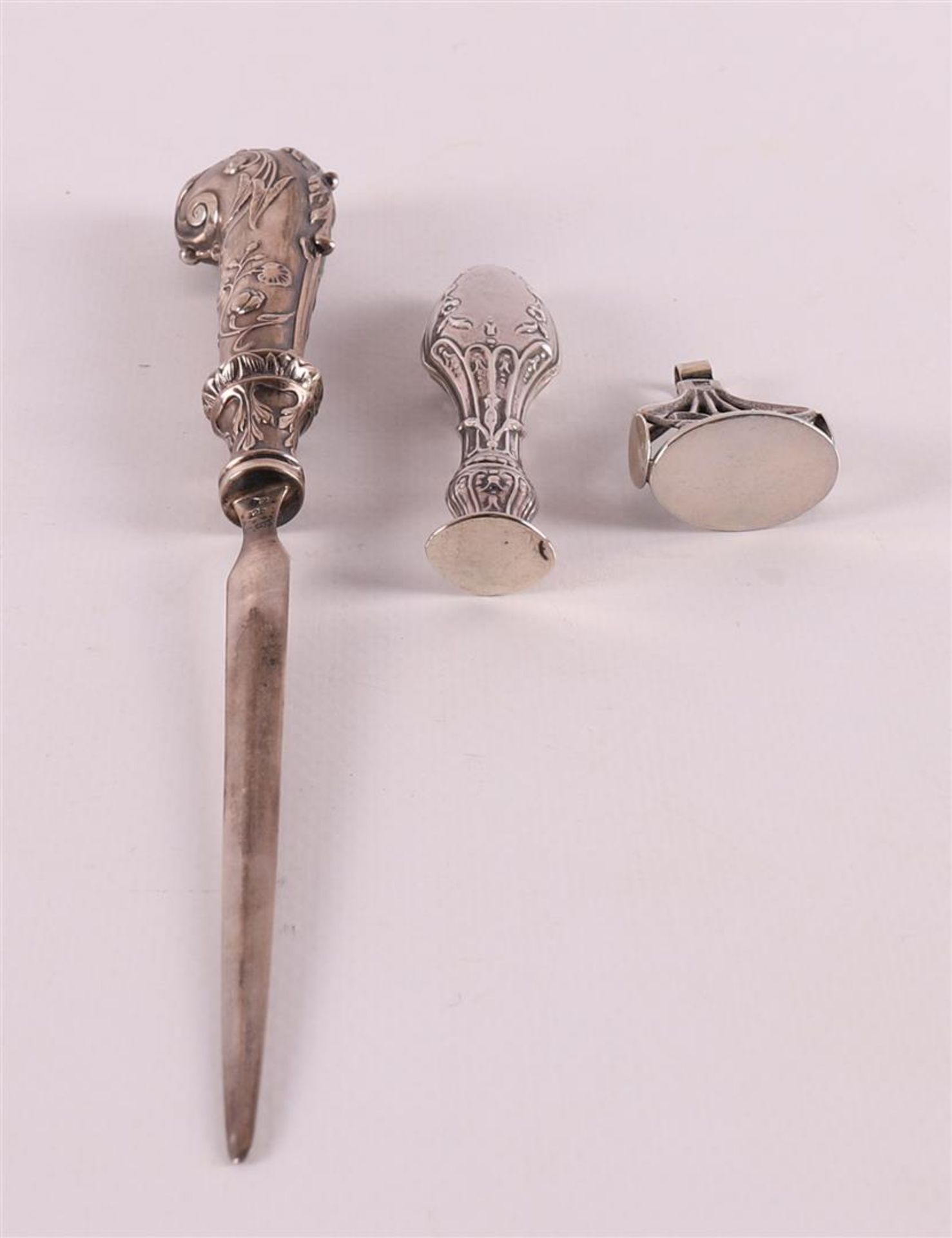 A first grade 925/1000 silver letter opener on a pistol grip, around 1900. - Bild 2 aus 2