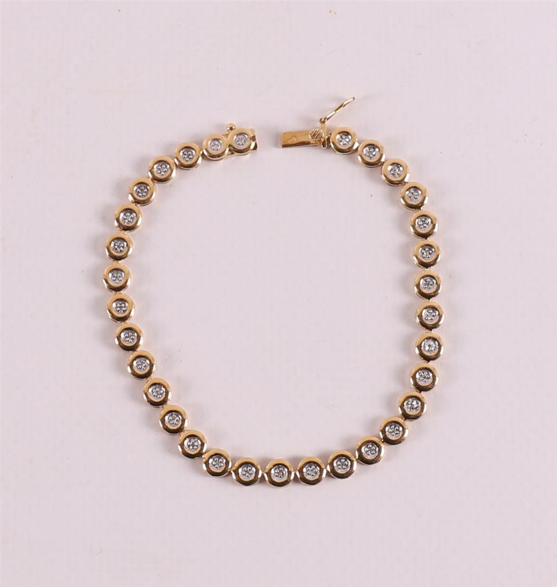An 18 kt gold tennis bracelet with 32 diamonds. - Bild 3 aus 3