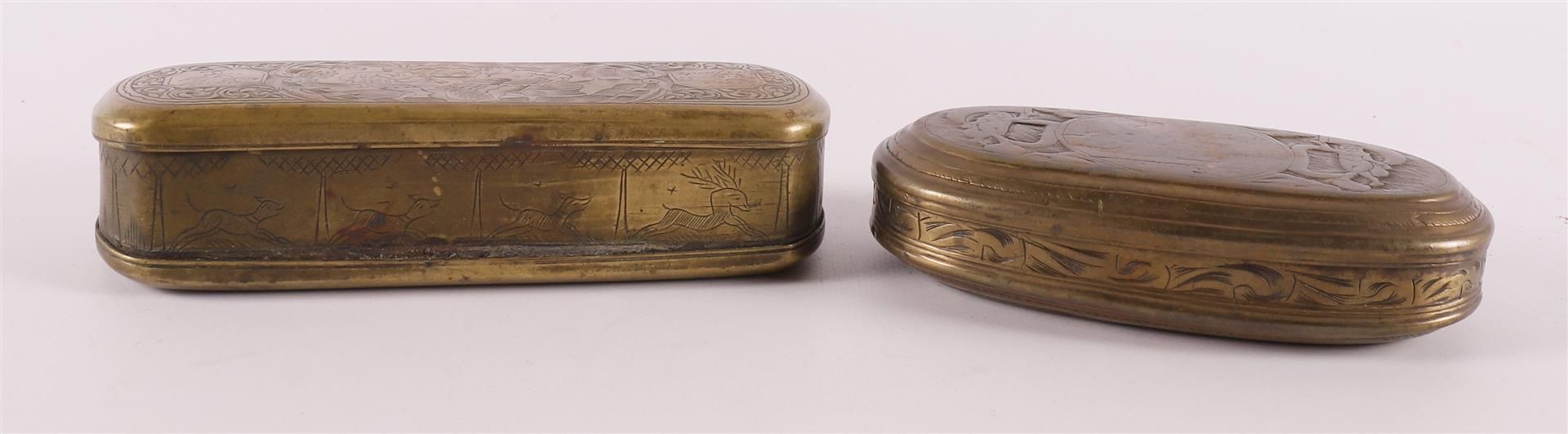 Two various brass tobacco boxes, 18th century. - Bild 8 aus 8