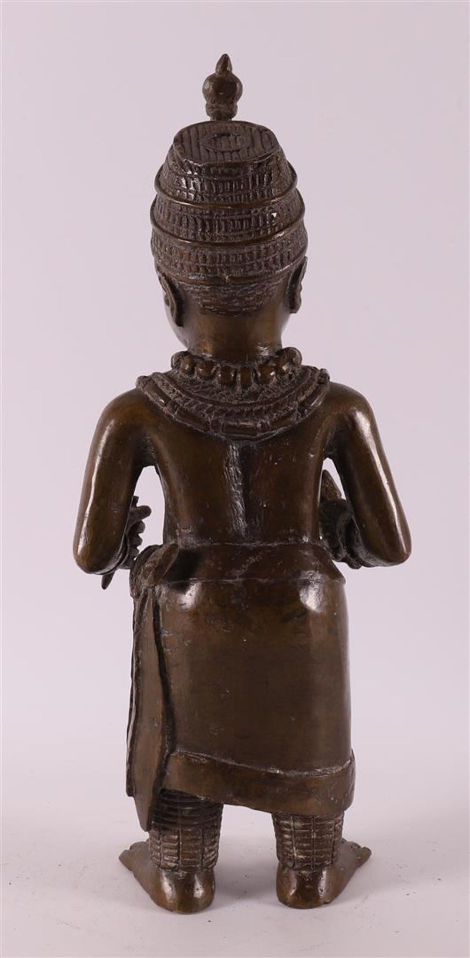 A brown patinated Benin bronze of dignitary, Africa, Nigeria, - Bild 2 aus 4