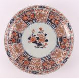 A porcelain Imari dish with contoured edge, Japan, 18th century.