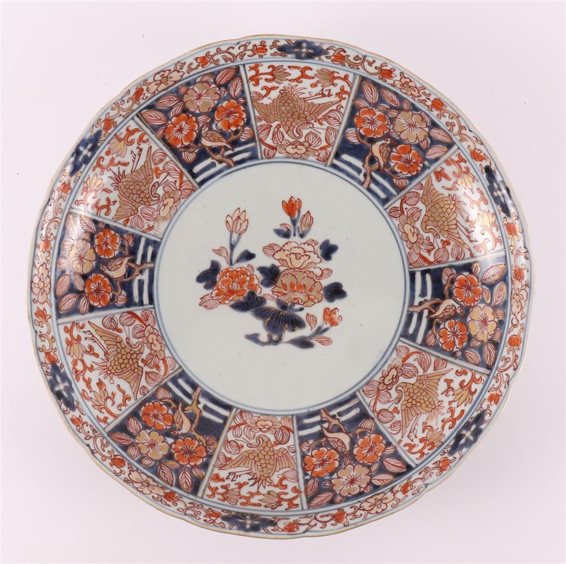 A porcelain Imari dish with contoured edge, Japan, 18th century.