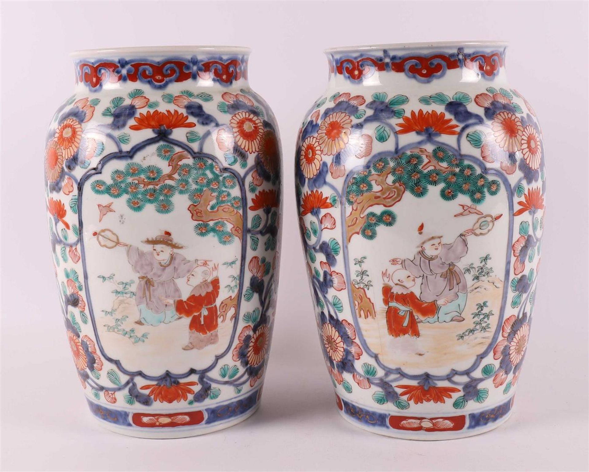 A pair of porcelain vases, Japan, Meiji, around 1900. - Bild 2 aus 7