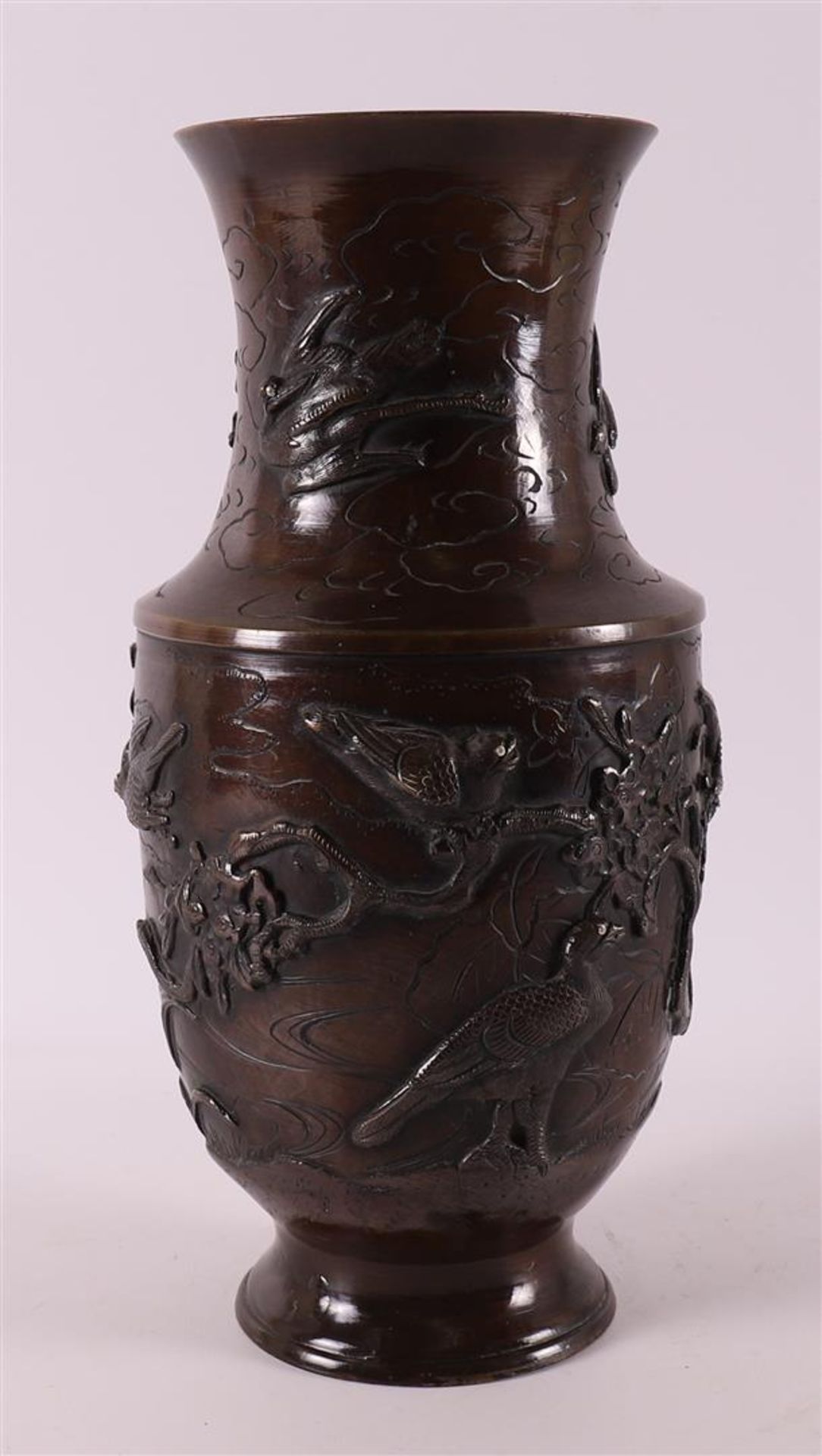 A brown patinated bronze vase, Japan, Meiji, early 20th century. - Bild 4 aus 6