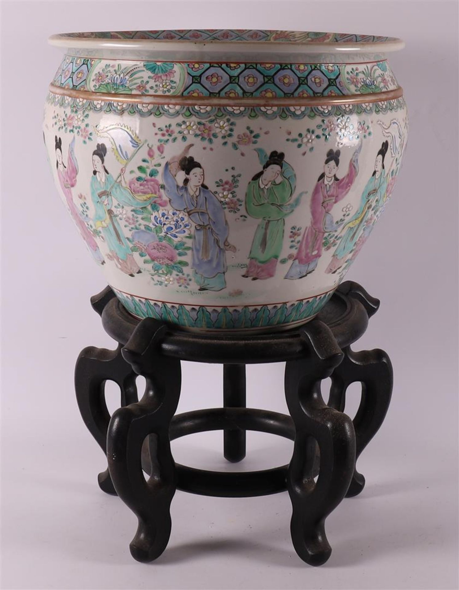 A porcelain cachepot or fishbowl on a loose wooden base, China, 20th century. - Bild 4 aus 7
