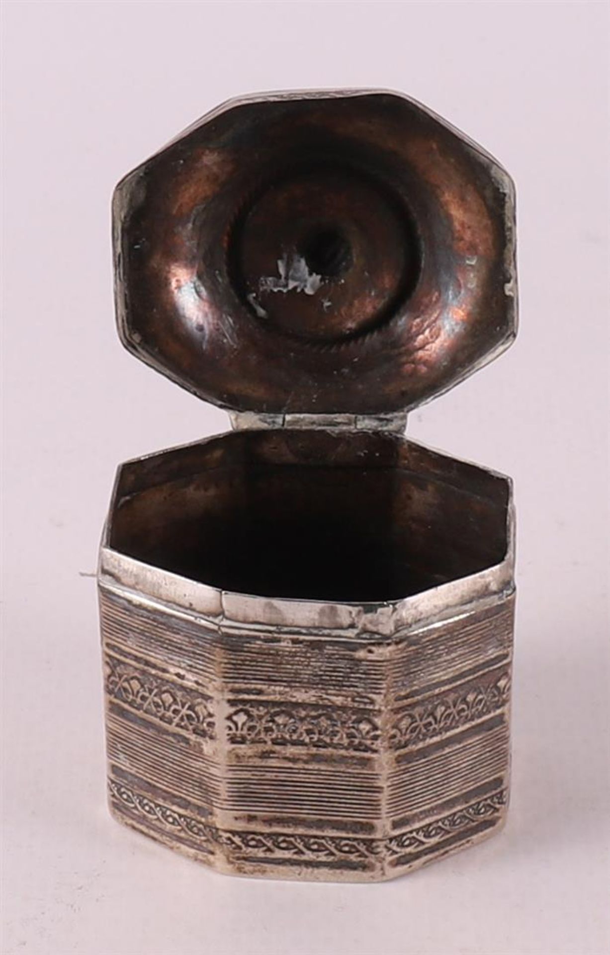 A second grade 835/1000 silver lodderein box, 19th century. - Bild 3 aus 4