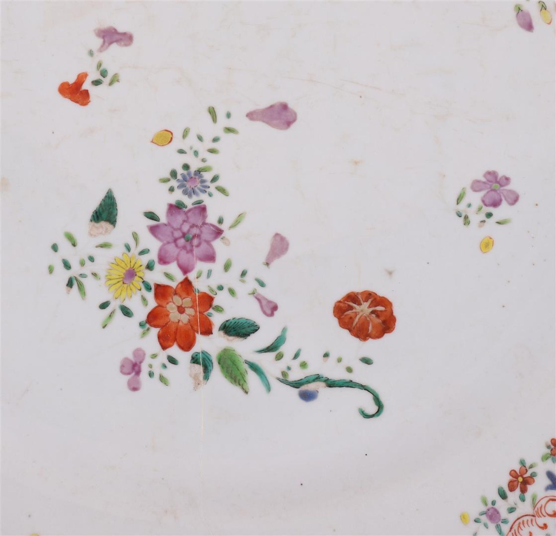 A porcelain Lowestoft dish, China, Qianlong 18th C. - Image 4 of 8