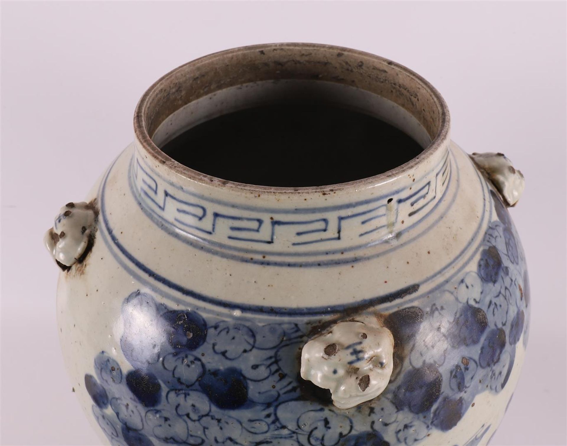 A blue/white porcelain vase with cover, China, 19th century. - Bild 6 aus 12