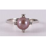 A 14 kt white gold women's ring, set with a pearl and four diamonds