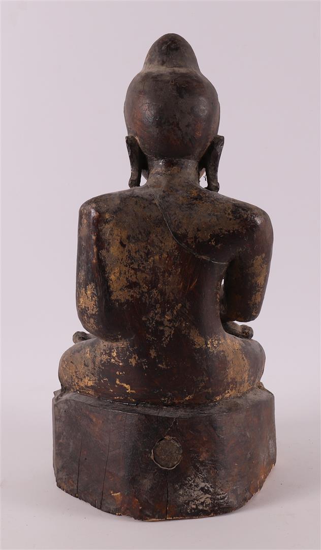 A carved wooden Buddha in lotus position with traces of gilding, Burma, - Bild 2 aus 4