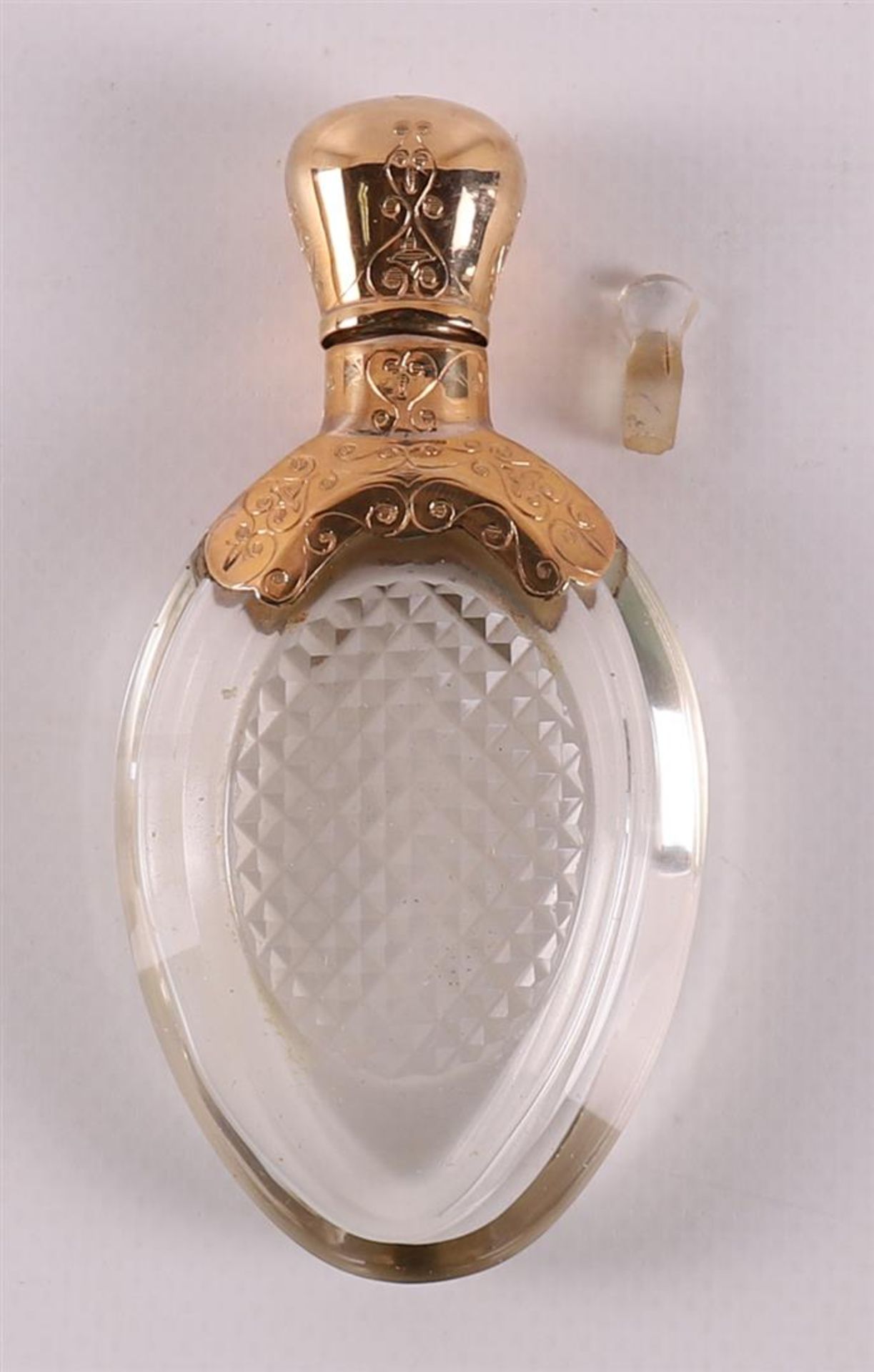 A clear crystal odor flask with gold lid and frame, around 1900 - Bild 7 aus 8