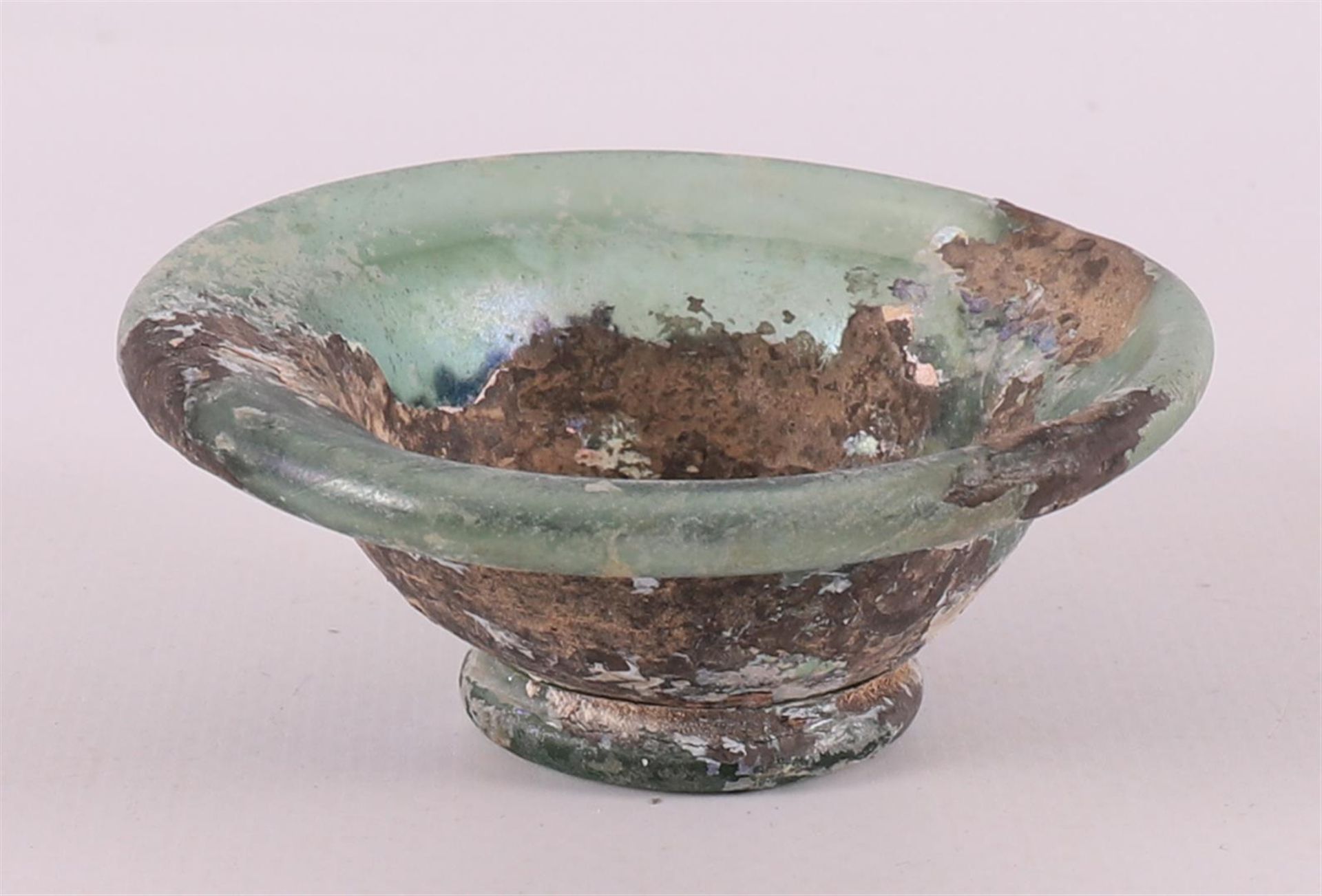 A Roman glass vase and bowl and bracelet, 2nd - 4th century. - Bild 8 aus 14