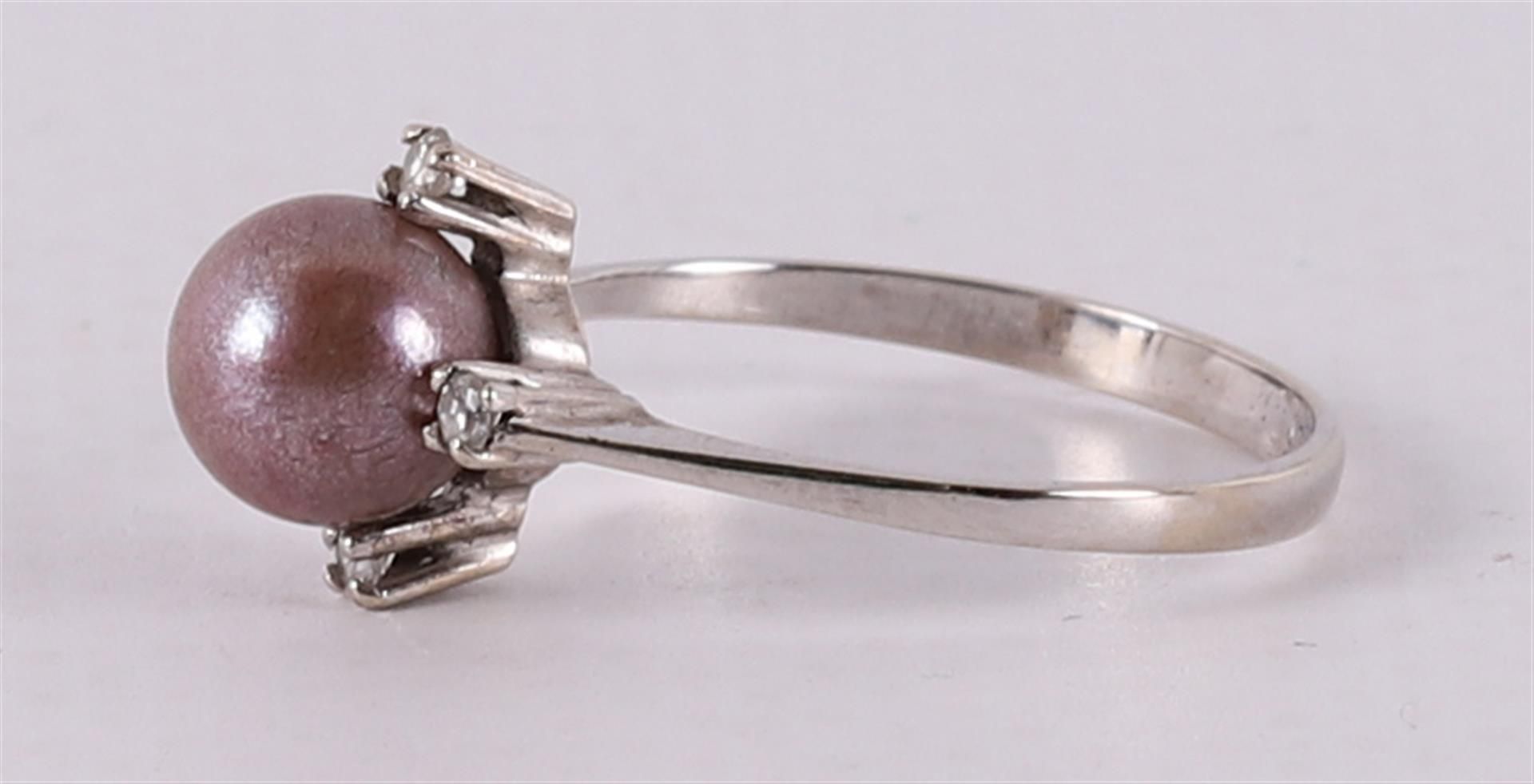 A 14 kt white gold women's ring, set with a pearl and four diamonds - Bild 2 aus 2