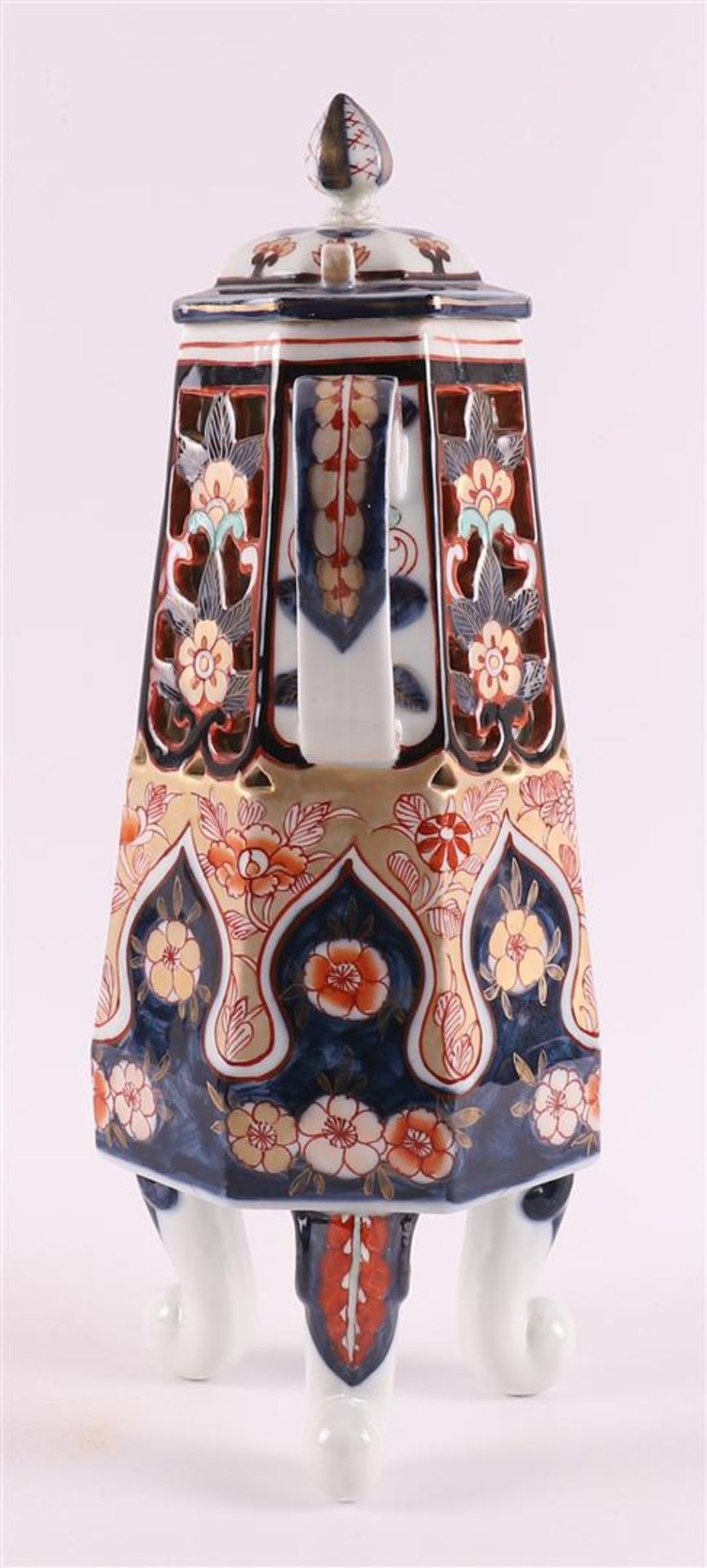 A porcelain coffee/tap jug with Chinoise decor, France, Samson, 19th century. - Image 4 of 10