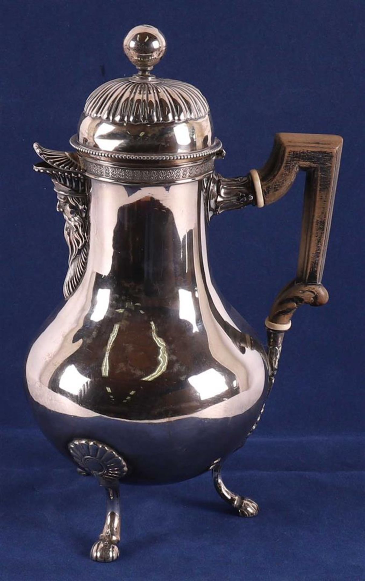 A baluster-shaped silver coffee lid jug, France, 2nd half of the 18th century. - Bild 5 aus 11