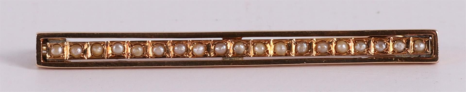 A 14ct 585/1000 gold bar pin with seed pearls.