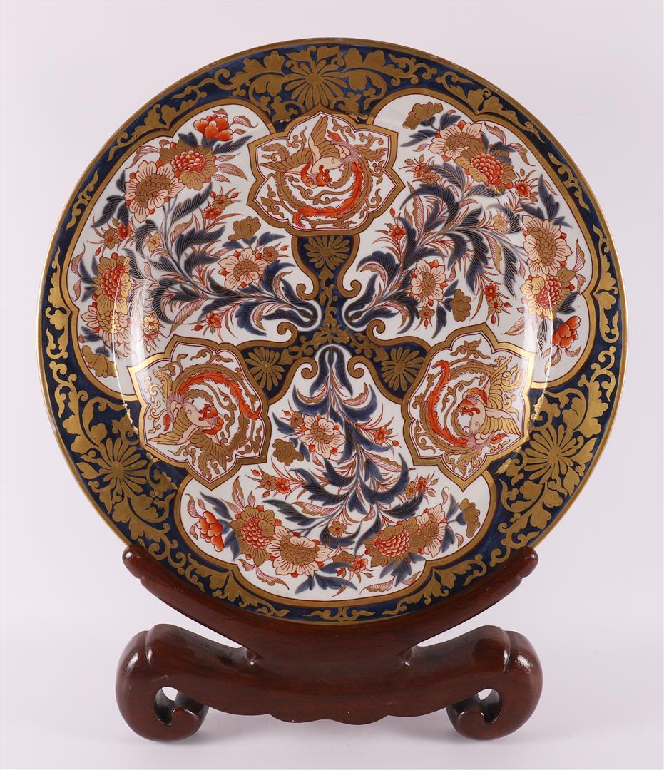 A large porcelain Imari dish, Japan, around 1700.