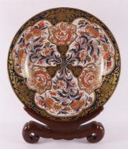 A large porcelain Imari dish, Japan, around 1700.