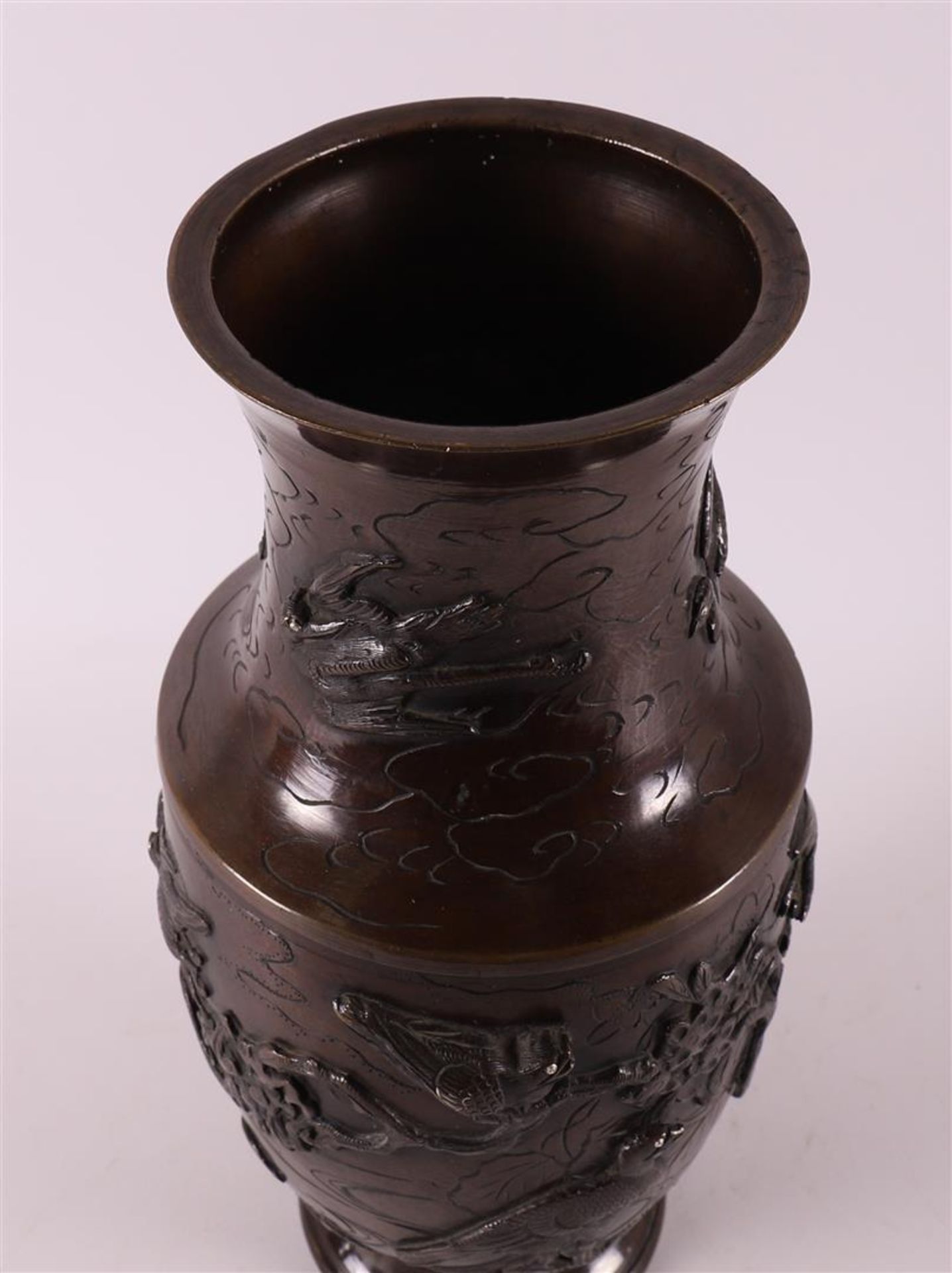 A brown patinated bronze vase, Japan, Meiji, early 20th century. - Bild 5 aus 6