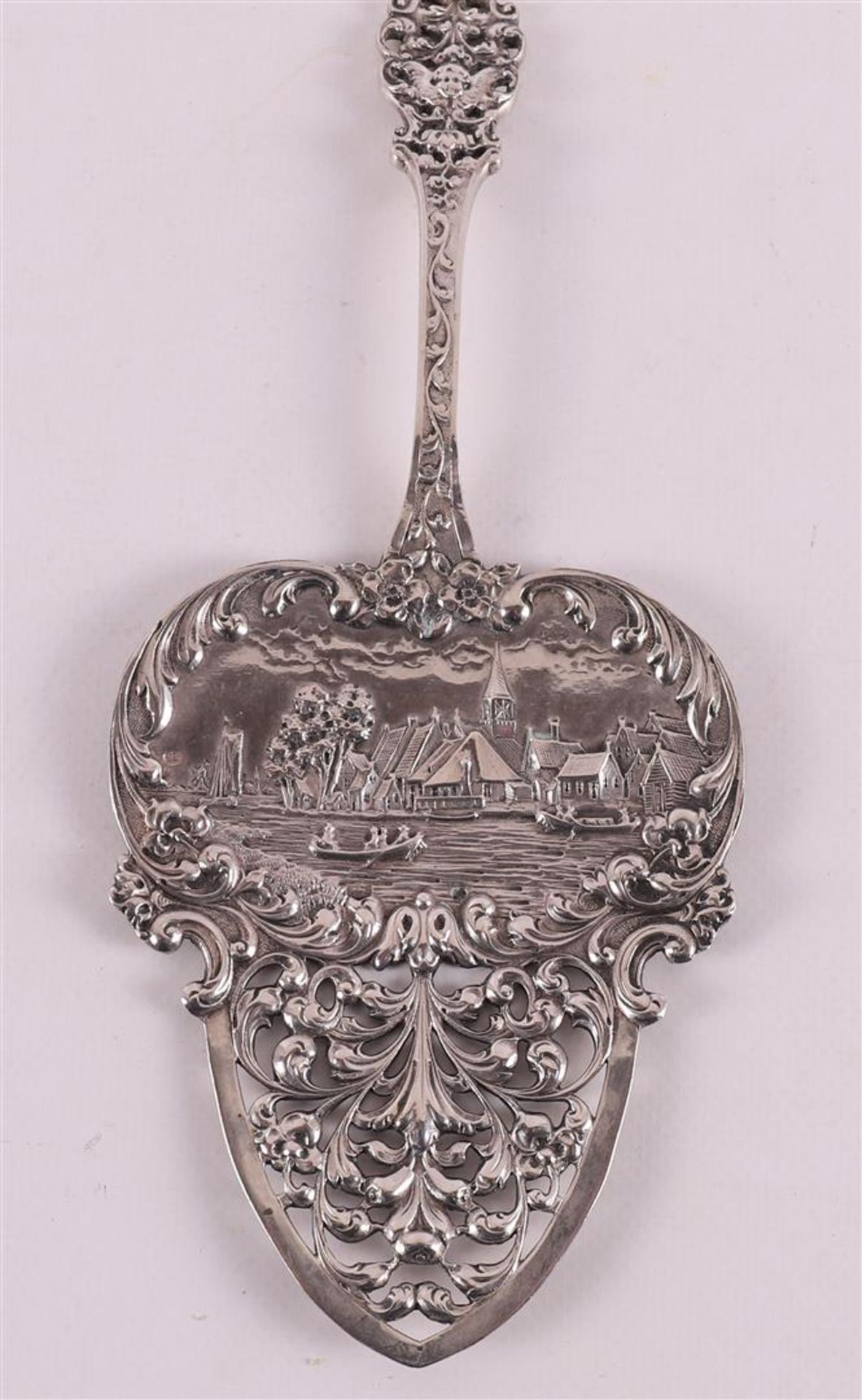 A second grade 835/1000 silver decorative spoon with a Dutch scene. - Bild 3 aus 4