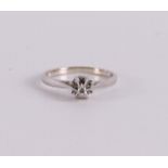 An 18 kt gold solitaire ring with a brilliant cut diamond.