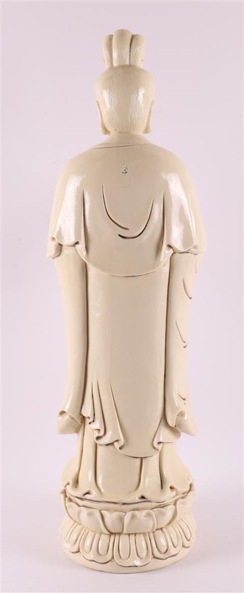 A white Chinese Kwan Yin standing on a lotus crown, China, 20th century. - Bild 10 aus 15