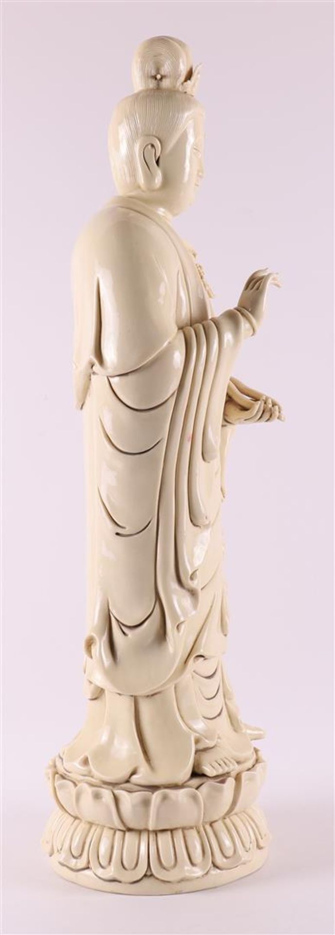 A white Chinese Kwan Yin standing on a lotus crown, China, 20th century. - Bild 13 aus 15