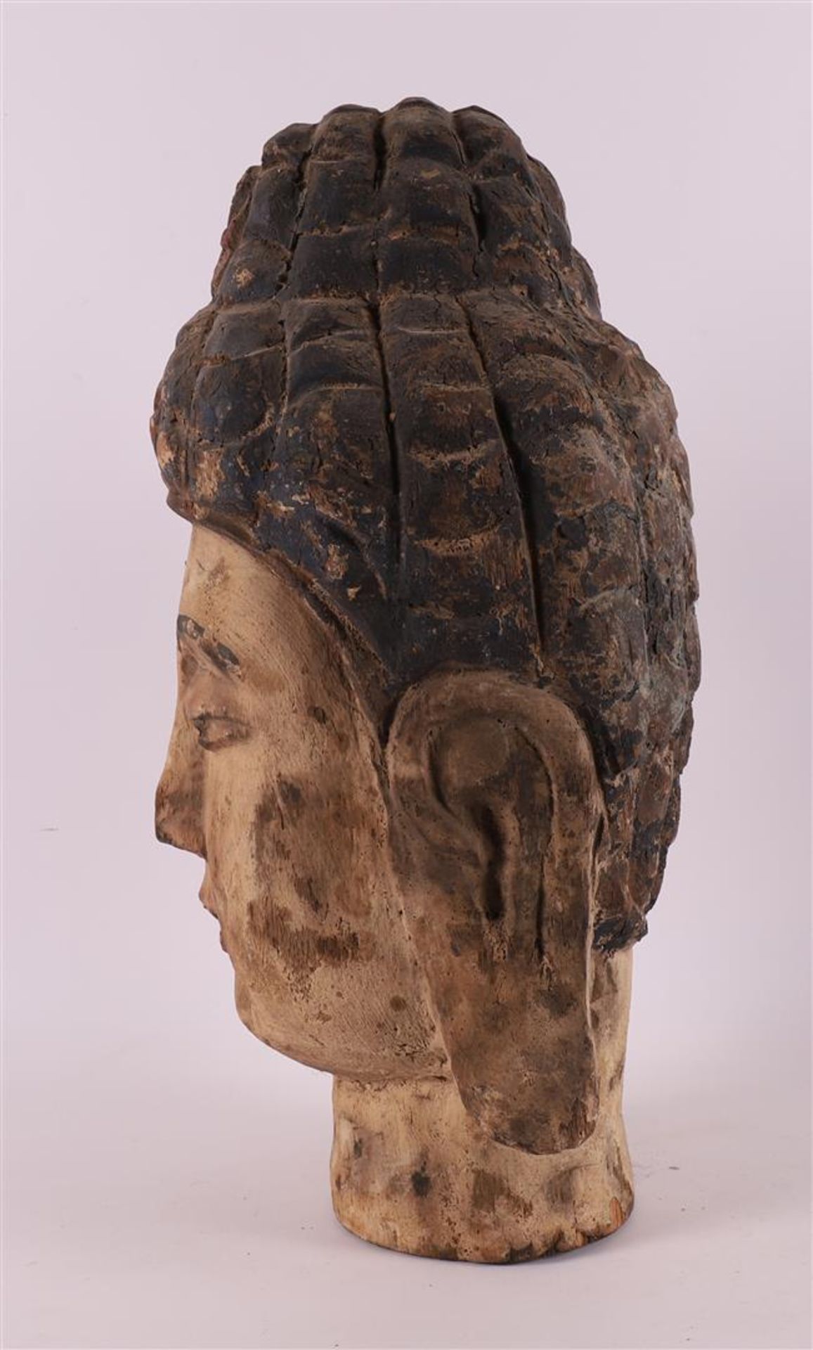 A carved wooden head of a Thai goddess, 19th/20th century. - Image 2 of 4