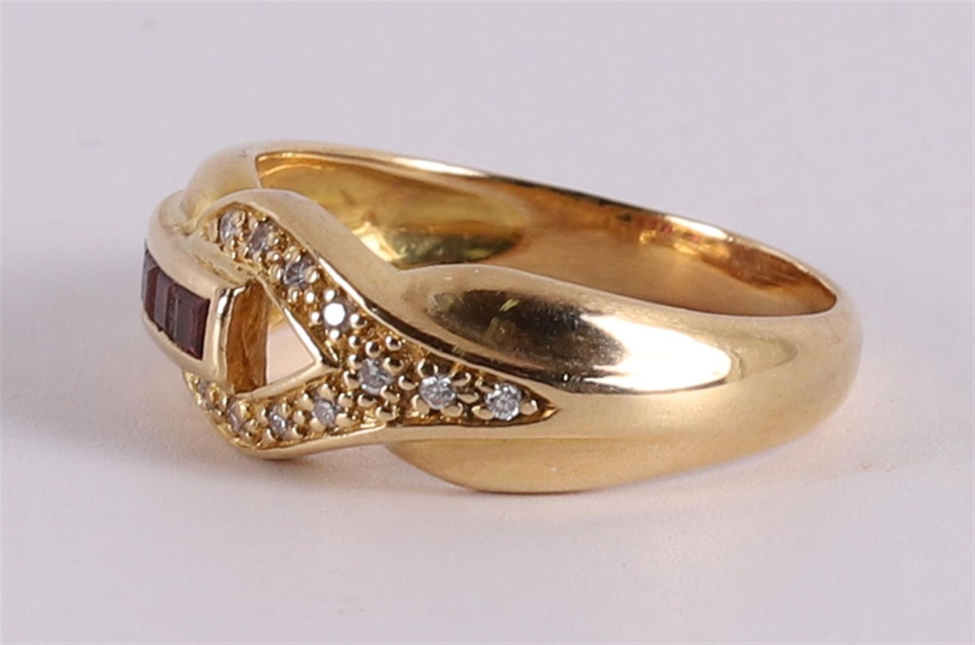 An 18 kt gold ring with 4 princess cut rubies and 11 brilliants. - Bild 2 aus 3