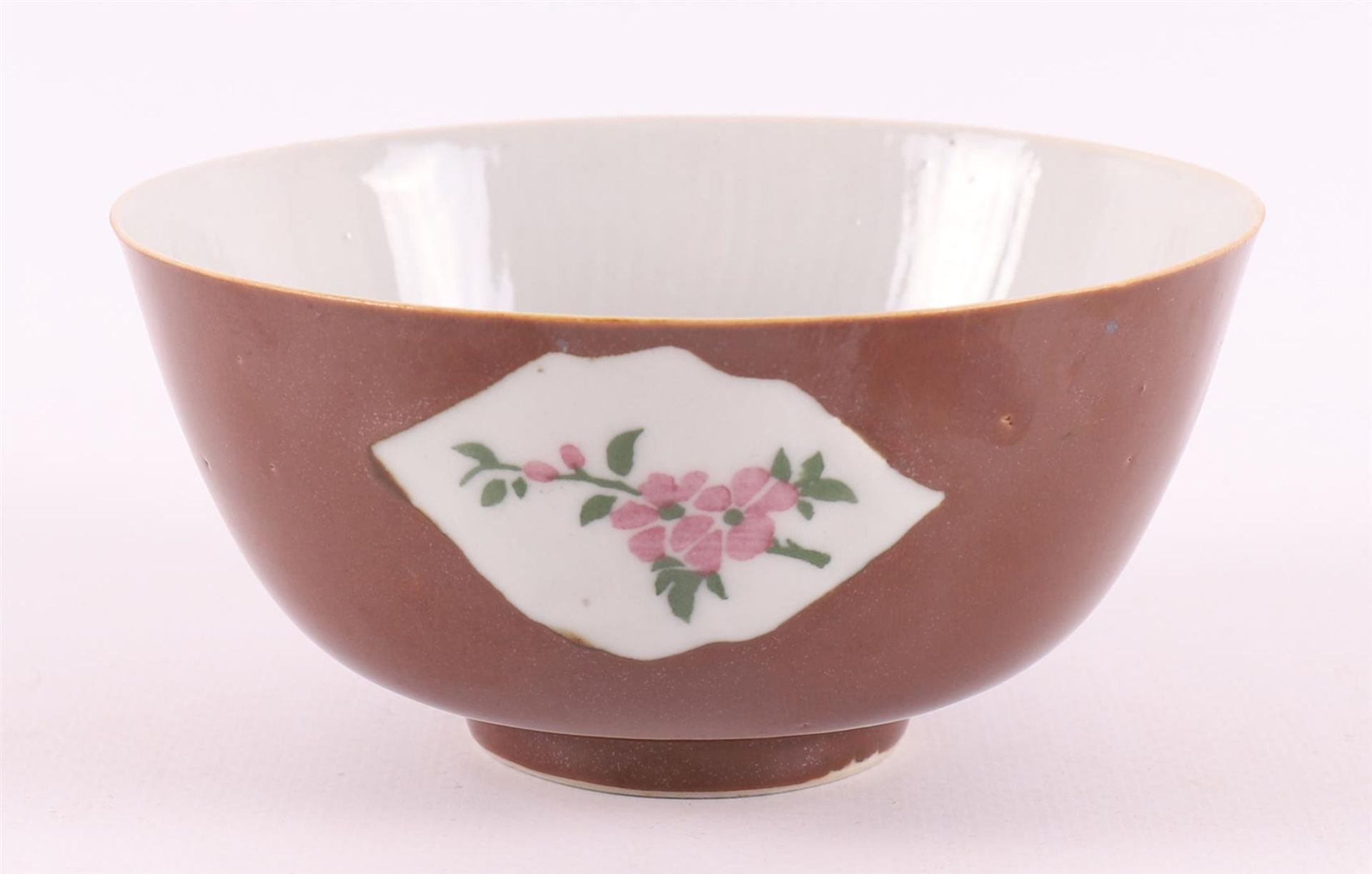 A porcelain Batavia porcelain bowl on stand ring, China, Qiainlong, 18th C. - Bild 6 aus 8