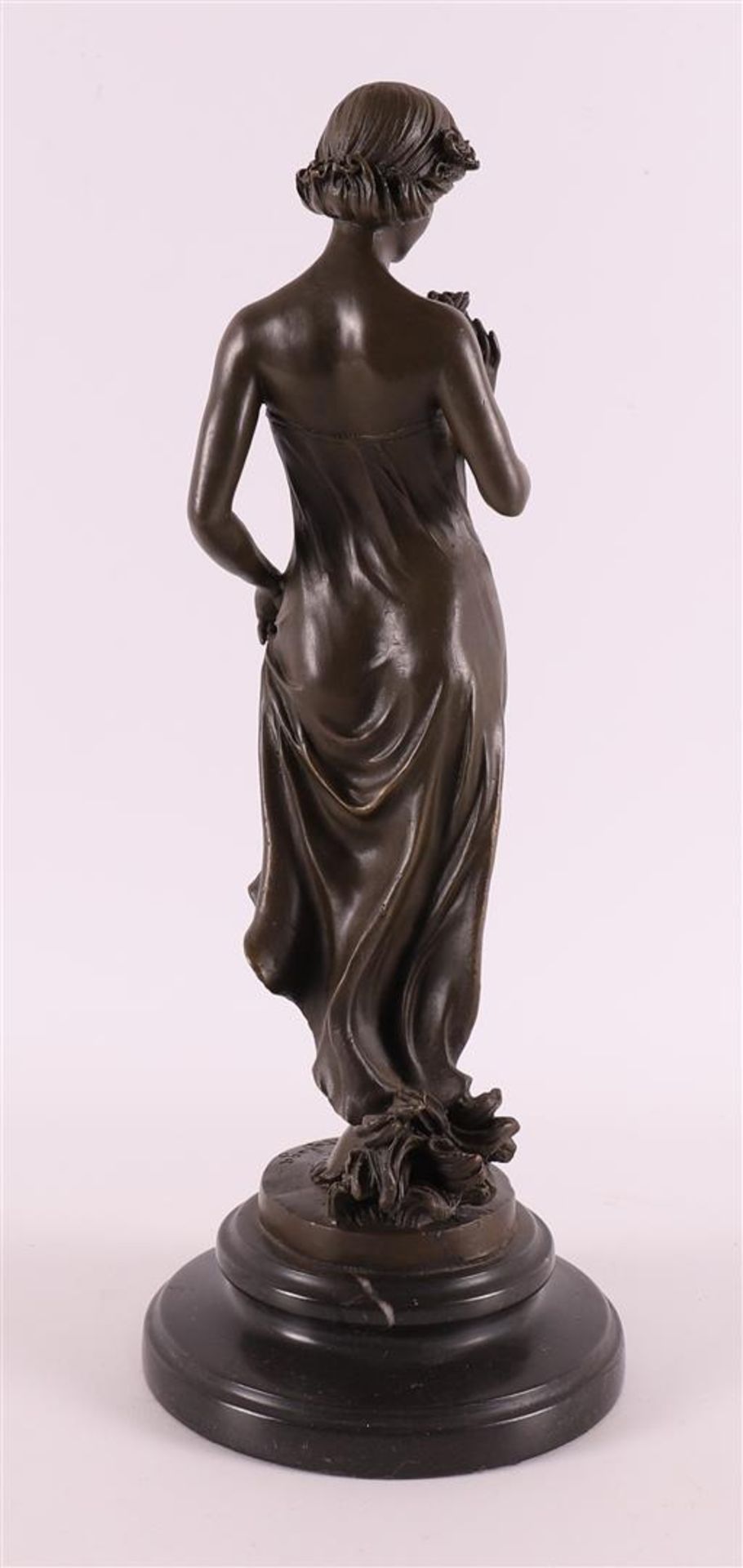 A brown patinated bronze sculpture of a woman after an antique example, 21st cen - Bild 3 aus 5