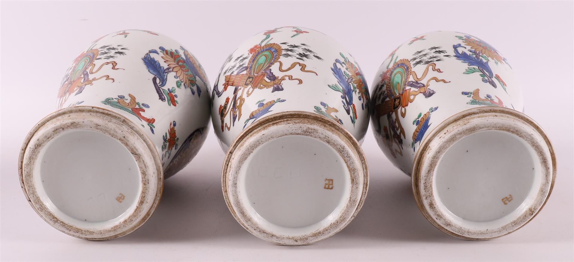A five-piece export porcelain Chinose cabinet set, France, Samson, 19th century. - Image 6 of 10