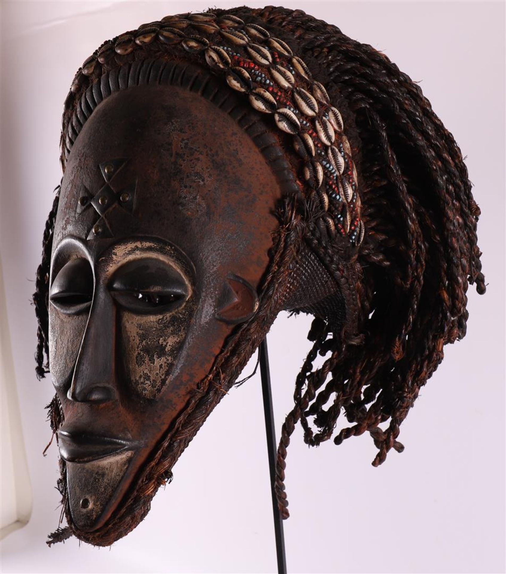 Ethnographic/tribal. A wooden mask, Chokwe, Angola, Africa, 2nd half of the 20th - Bild 2 aus 4