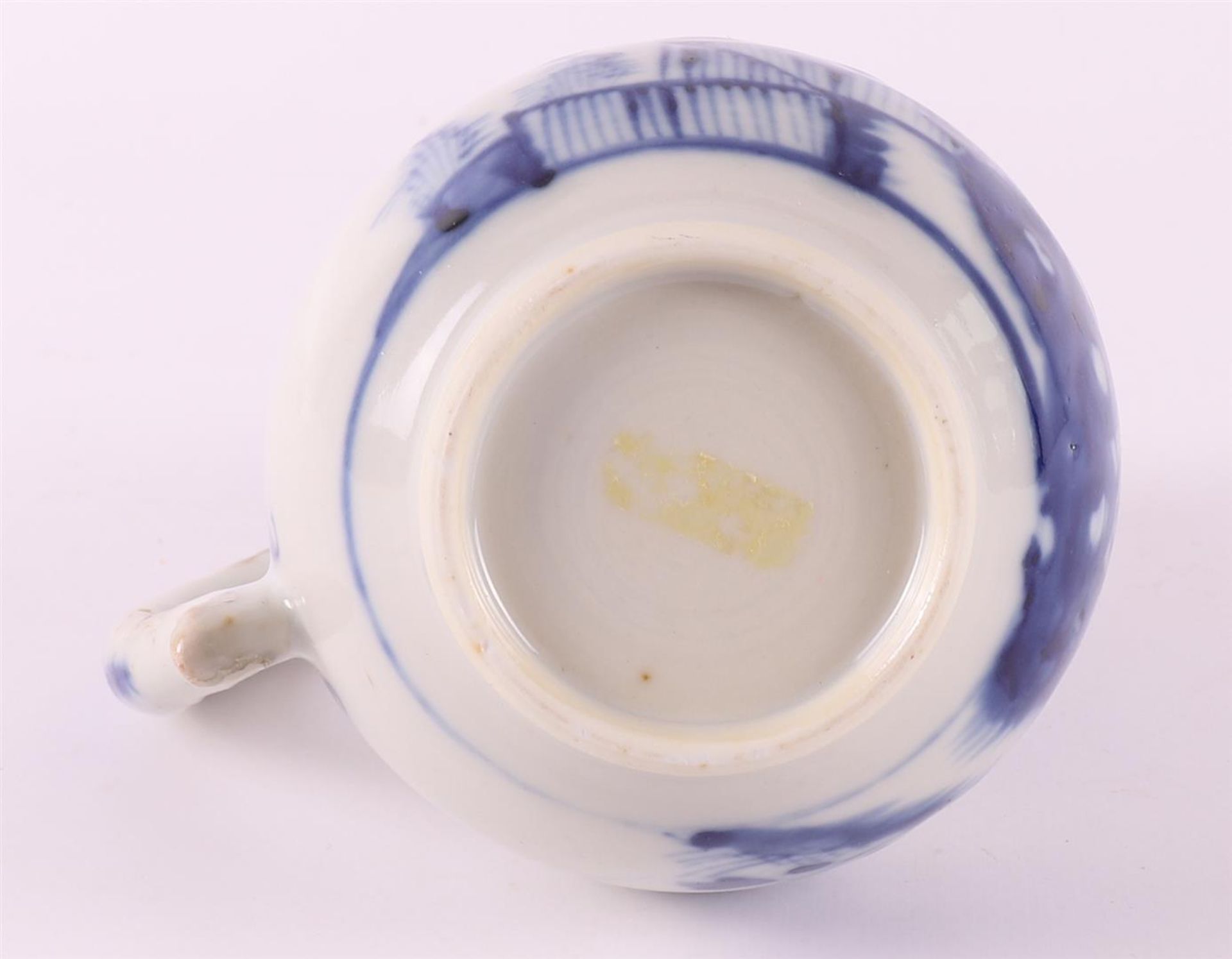 A blue and white porcelain milk jug, China, Qianlong 18th century. - Bild 5 aus 6