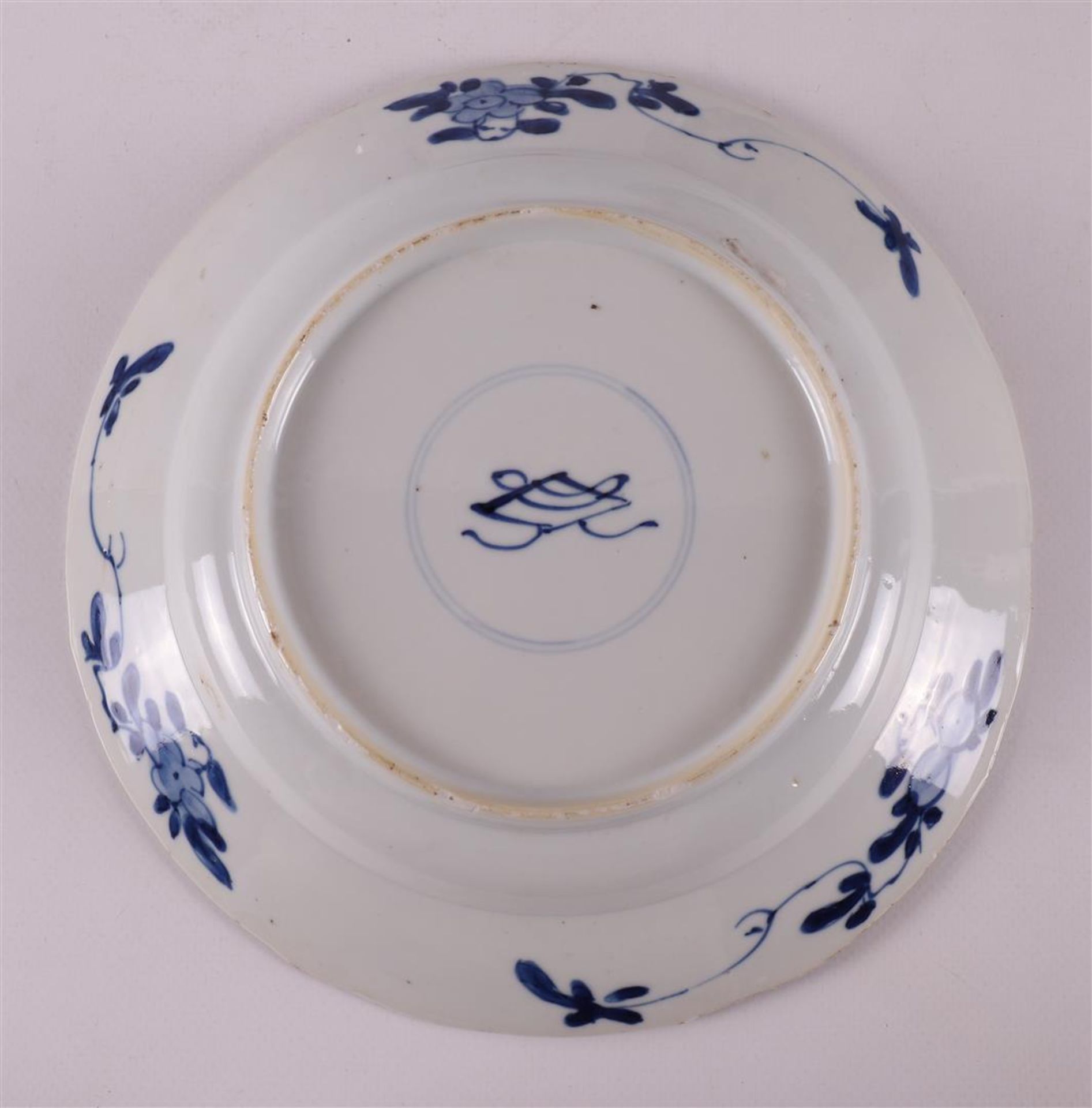 A blue/white porcelain dish, China, Kangxi, around 1700. - Image 8 of 12