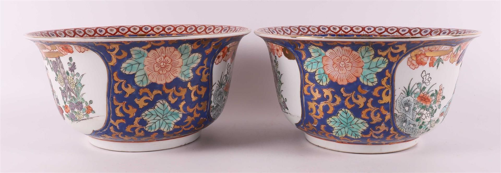 A pair of porcelain bowls on a stand, Japan, 20th century. - Image 4 of 8
