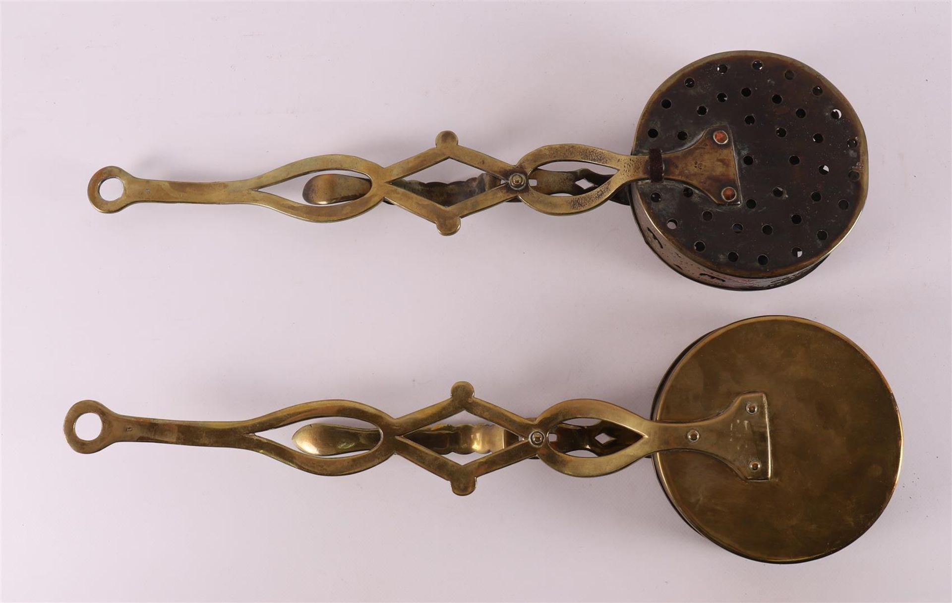 Two brass cupboard pans, England 18th century. - Image 3 of 3