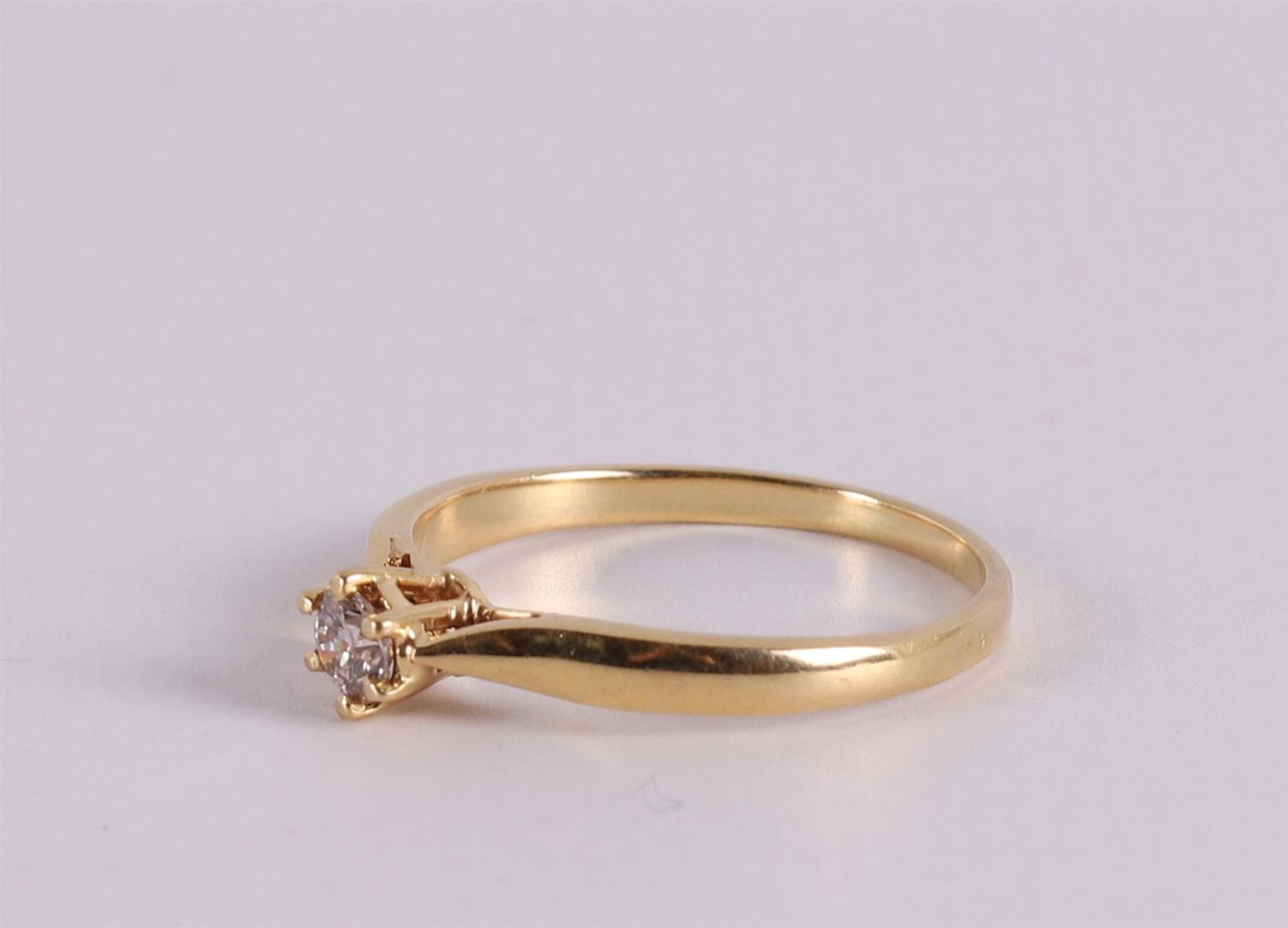 An 18 kt gold solitaire ring with a brilliant . - Bild 2 aus 2