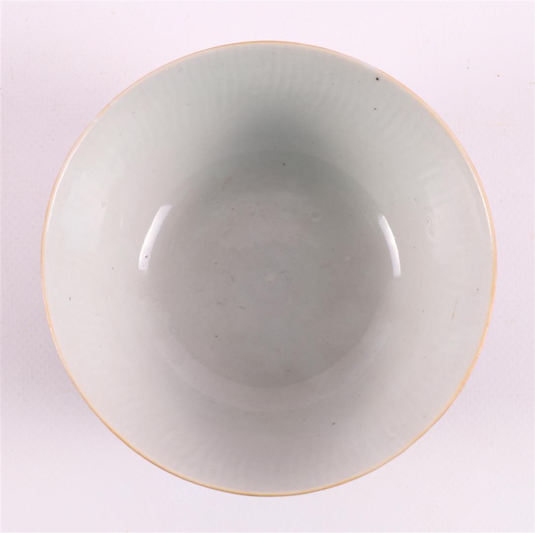 A porcelain Batavia porcelain bowl on stand ring, China, Qiainlong, 18th C. - Image 7 of 8