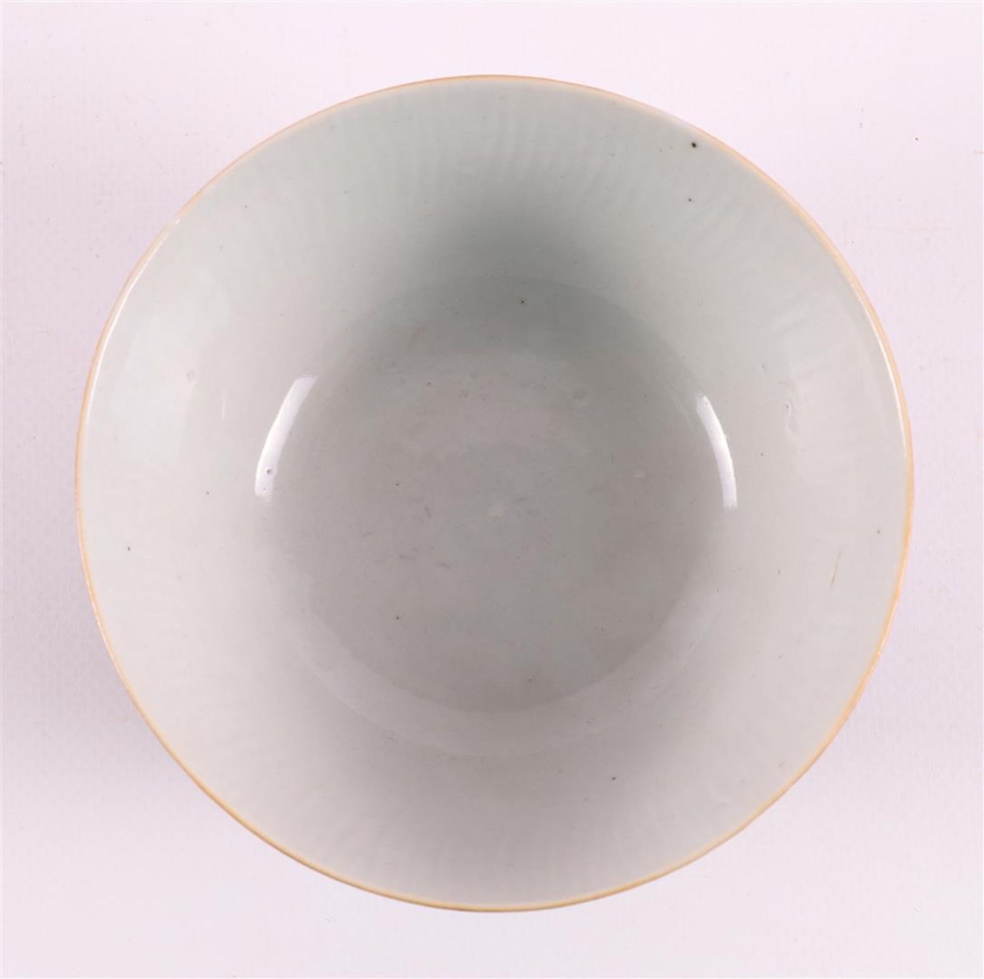 A porcelain Batavia porcelain bowl on stand ring, China, Qiainlong, 18th C. - Bild 7 aus 8