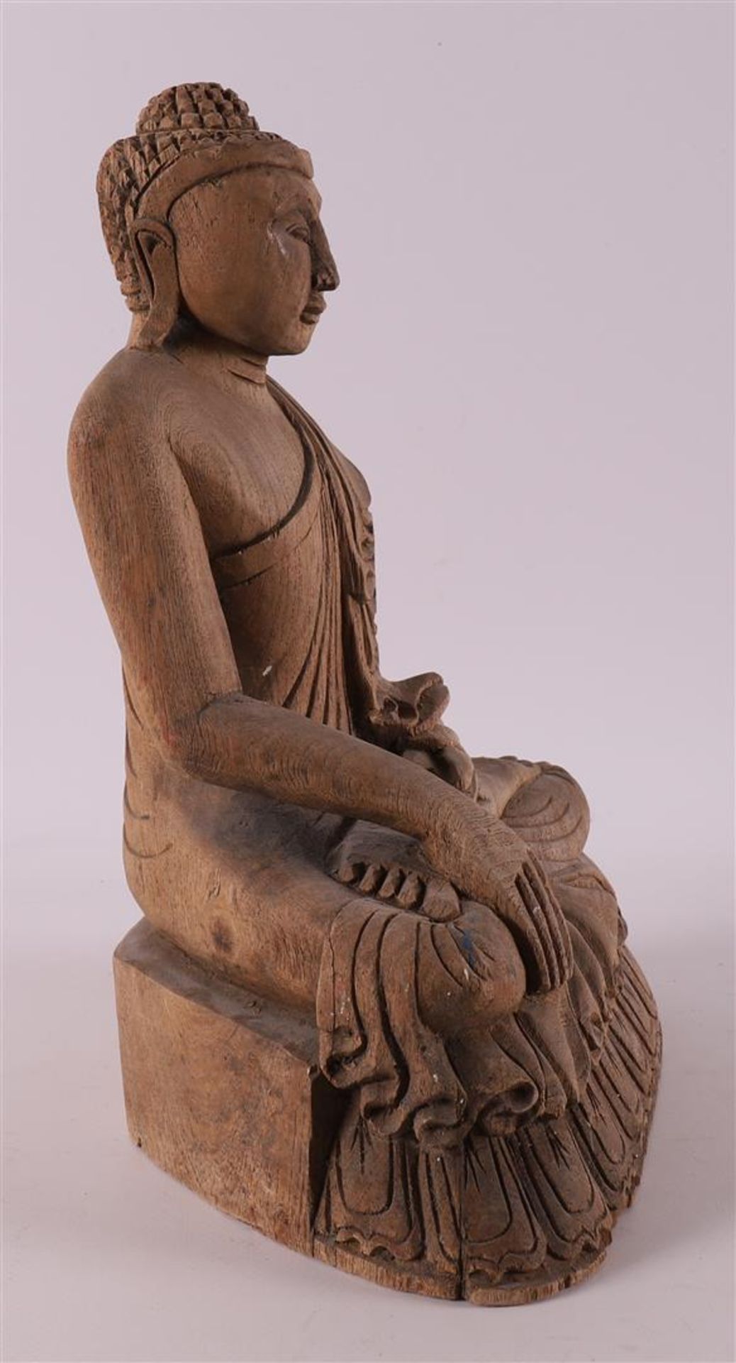 A carved wooden seated Buddha, Nepal/India, 20th century. - Bild 3 aus 4