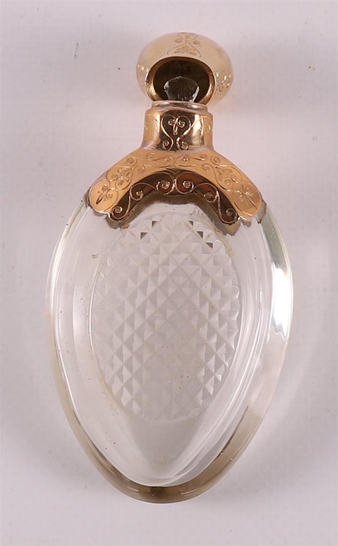 A clear crystal odor flask with gold lid and frame, around 1900 - Image 6 of 8