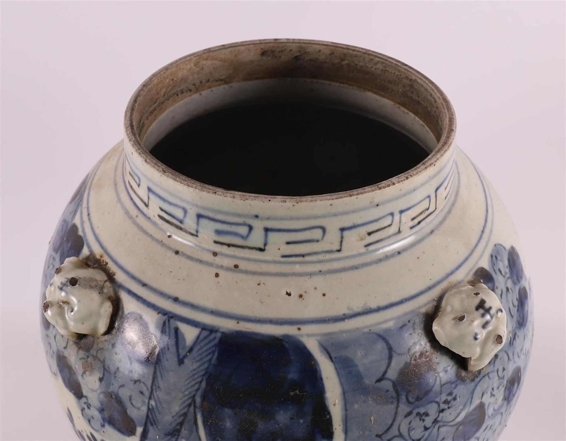 A blue/white porcelain vase with cover, China, 19th century. - Bild 7 aus 12