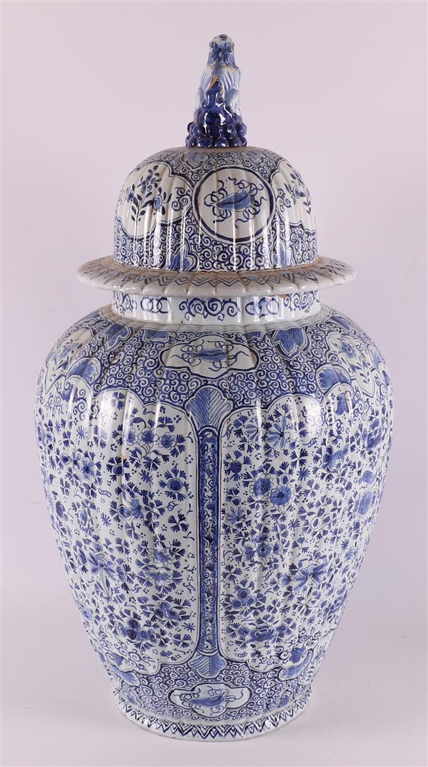 A Delft earthenware vase with lid, 19th/20th century. - Image 4 of 10